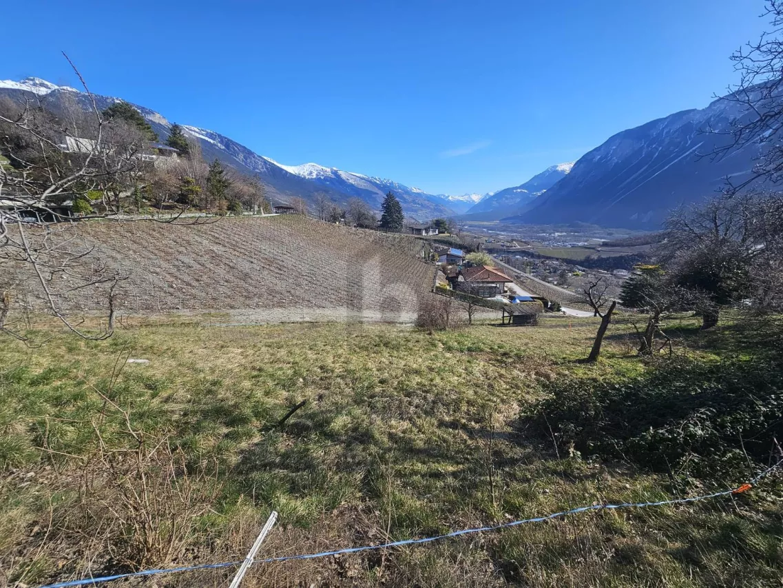TERRAIN À BÂTIR AVEC VUE SUR LA MONTAGNE ET PERMIS