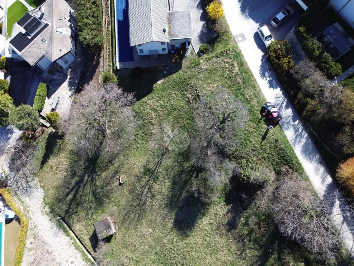 TERRAIN À BÂTIR AVEC VUE SUR LA MONTAGNE ET PERMIS