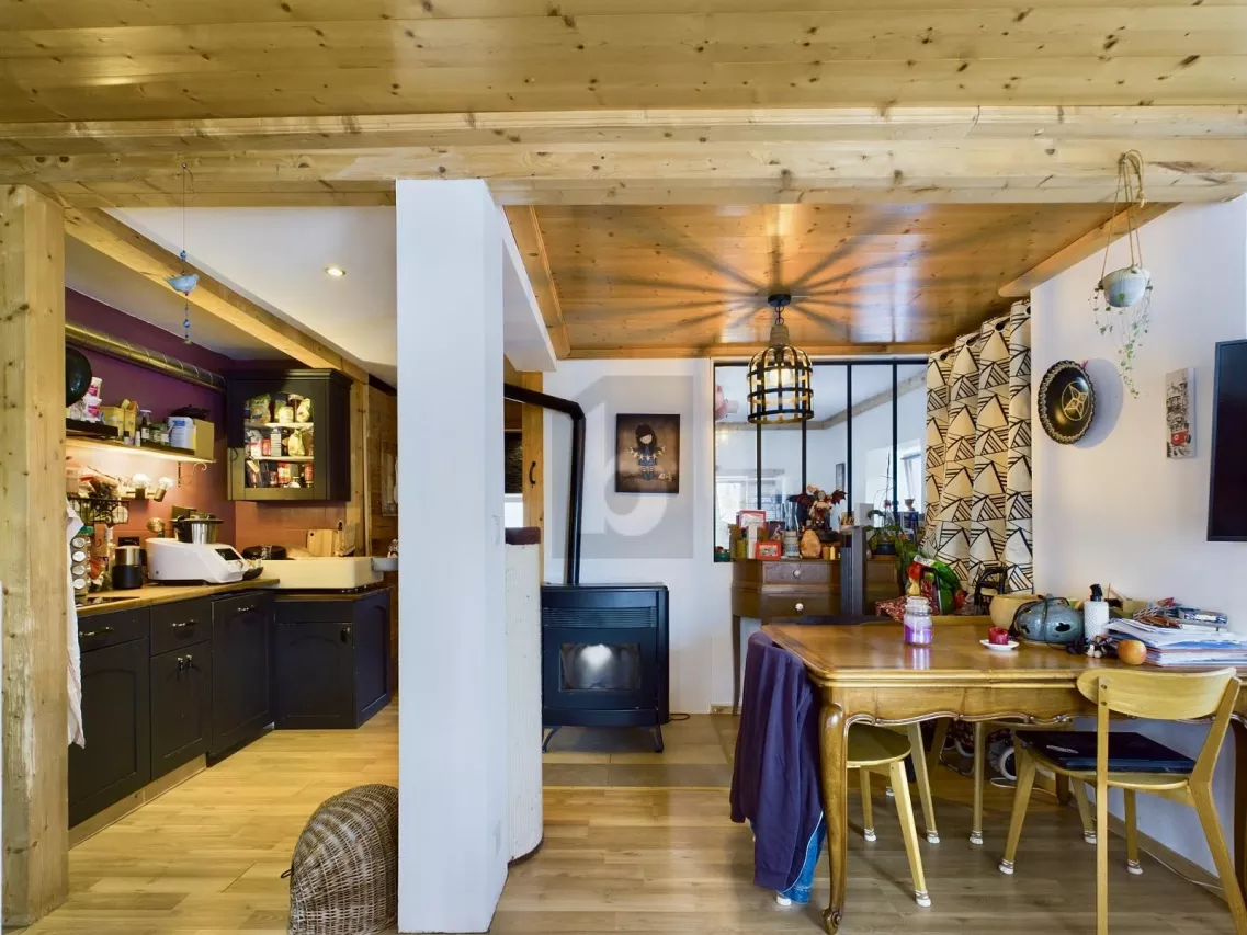 AU COEUR DU VILLAGE, AVEC 2 APPARTEMENTS, RENOVE