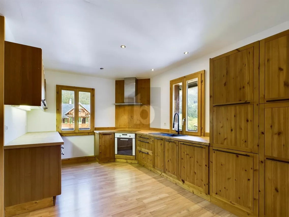 AU COEUR DU VILLAGE, AVEC 2 APPARTEMENTS, RENOVE