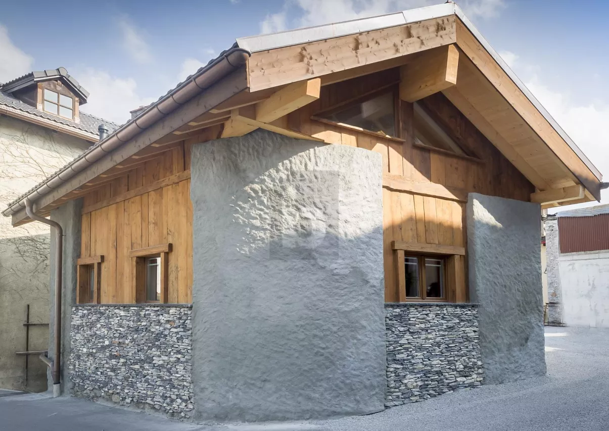 MAISON DE CHARME RÉNOVÉE AU CUR DE MIÈGE