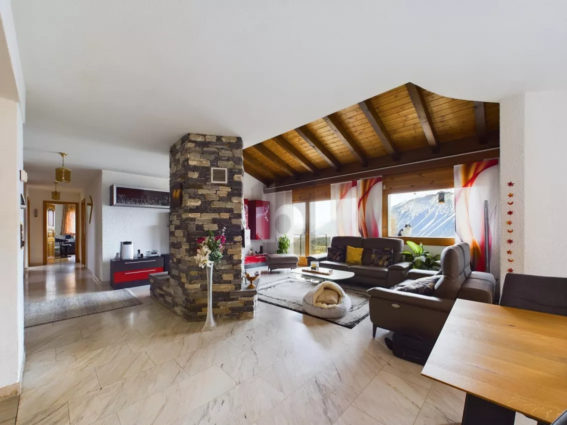 VILLA DE PRESTIGE AVEC PISCINE ET VUE SUR LA MONTAGNE