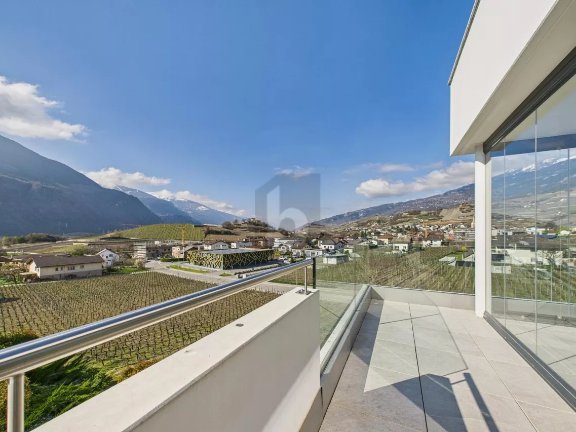 MIT GROSSEM BALKON UND BERGBLICK