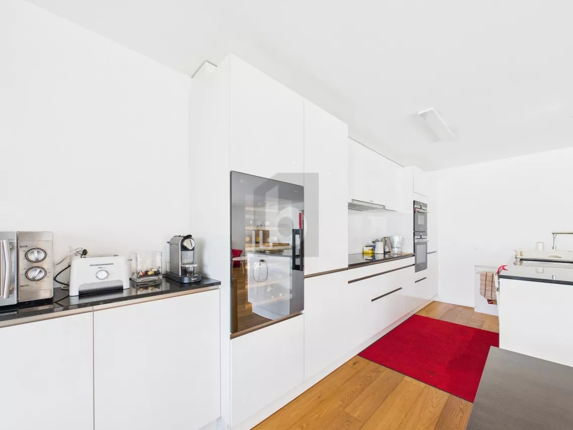MIT GROSSEM BALKON UND BERGBLICK