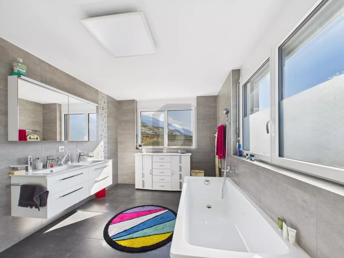 MIT GROSSEM BALKON UND BERGBLICK