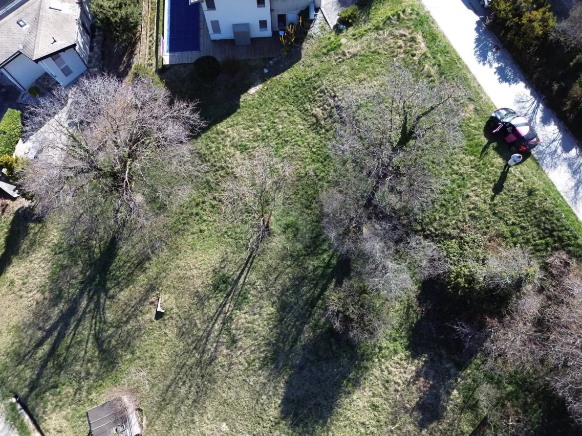 TERRAIN À BÂTIR AVEC VUE SUR LA MONTAGNE ET PERMIS