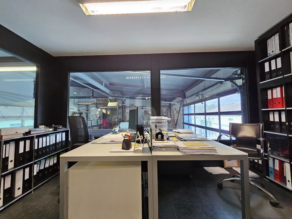 MODERNISÉE ET ÉQUIPÉE DE BUREAUX