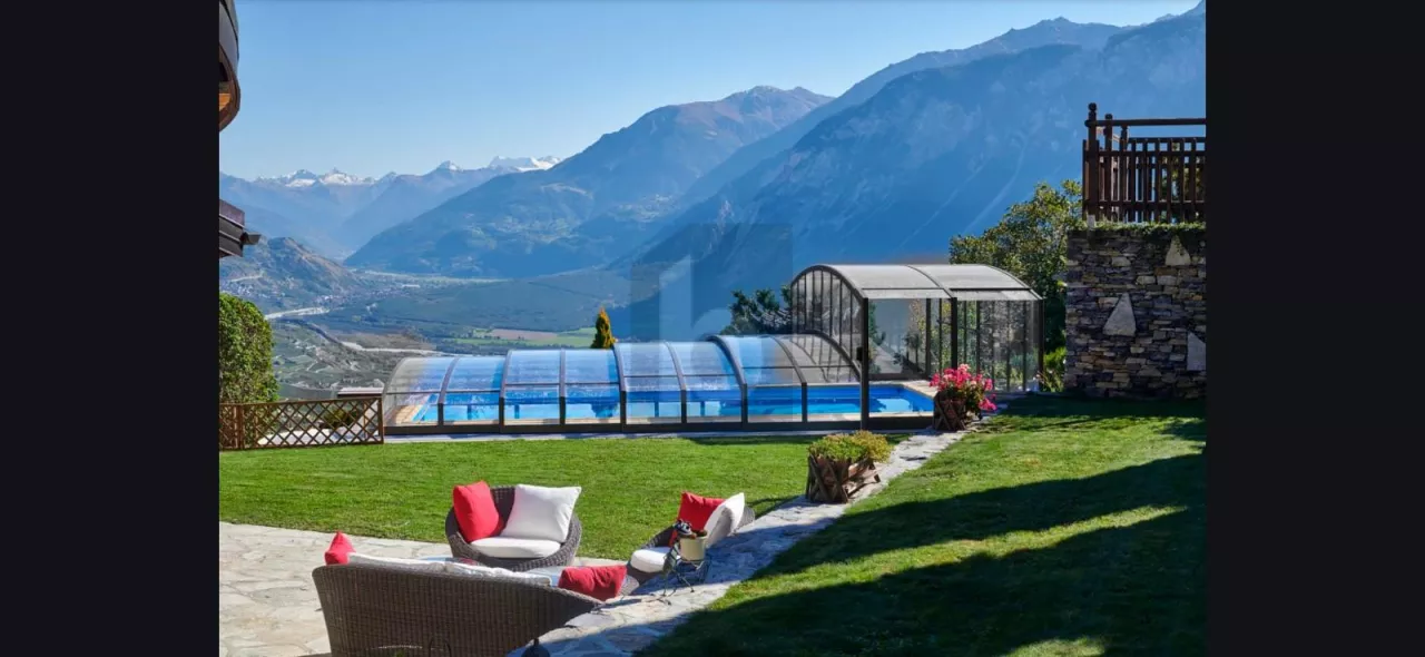 VILLA DE PRESTIGE AVEC PISCINE ET VUE SUR LA MONTAGNE