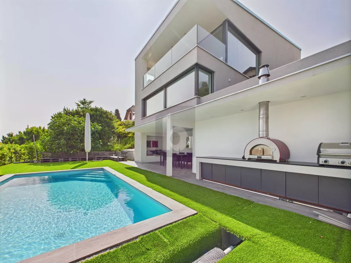 VILLA MODERNE AVEC PISCINE, SPA ET VUE