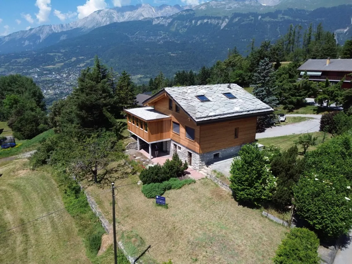 CHALET RÉNOVÉ AVEC GRAND TERRAIN