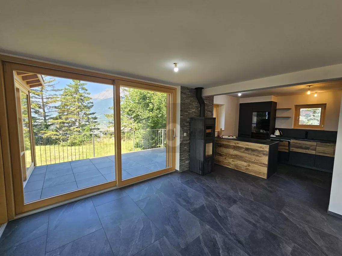 CHALET RÉNOVÉ AVEC GRAND TERRAIN