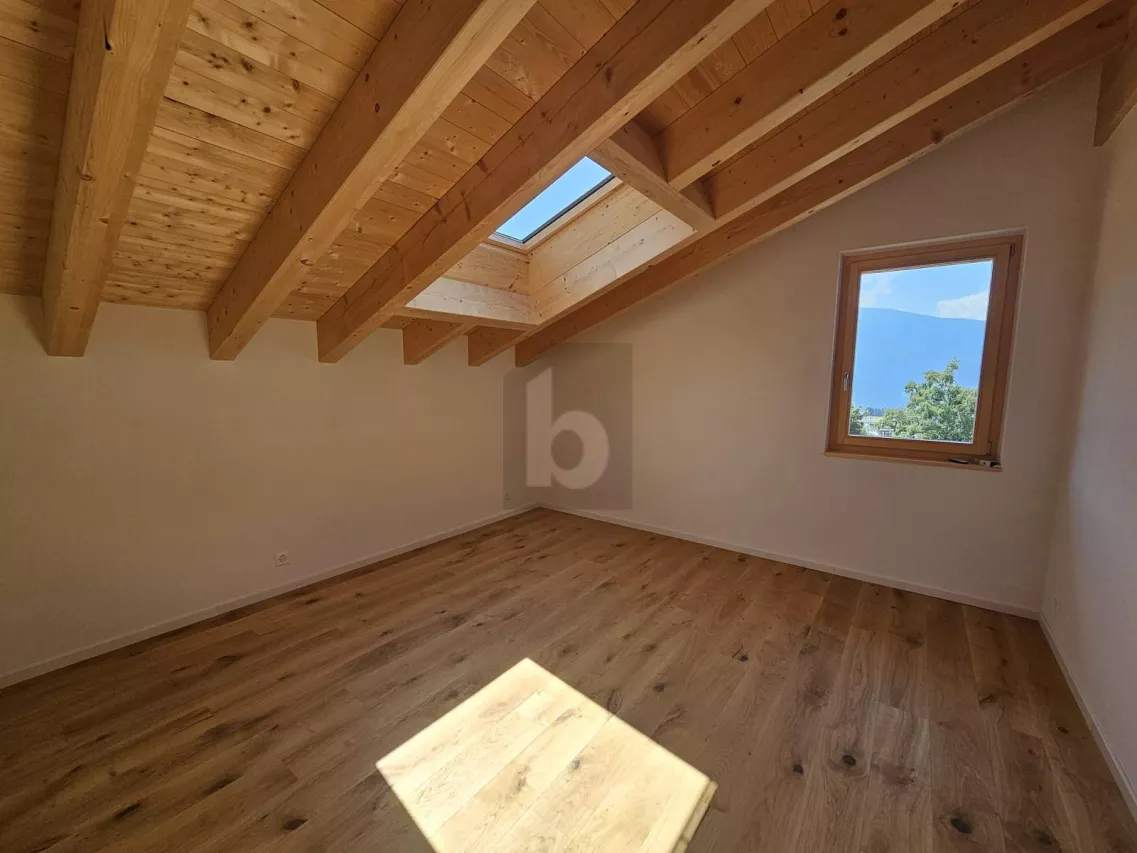 CHALET RÉNOVÉ AVEC GRAND TERRAIN
