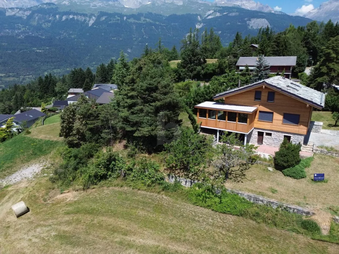 CHALET RÉNOVÉ AVEC GRAND TERRAIN