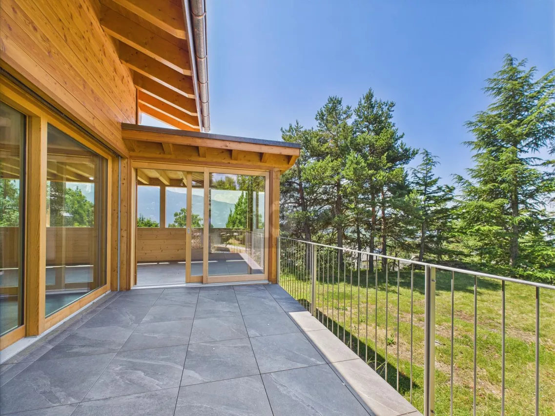 CHALET RÉNOVÉ AVEC GRAND TERRAIN