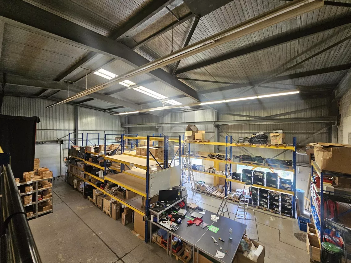 GRANDE HALLE AVEC MEZZANINE ET GRAND BUREAU !