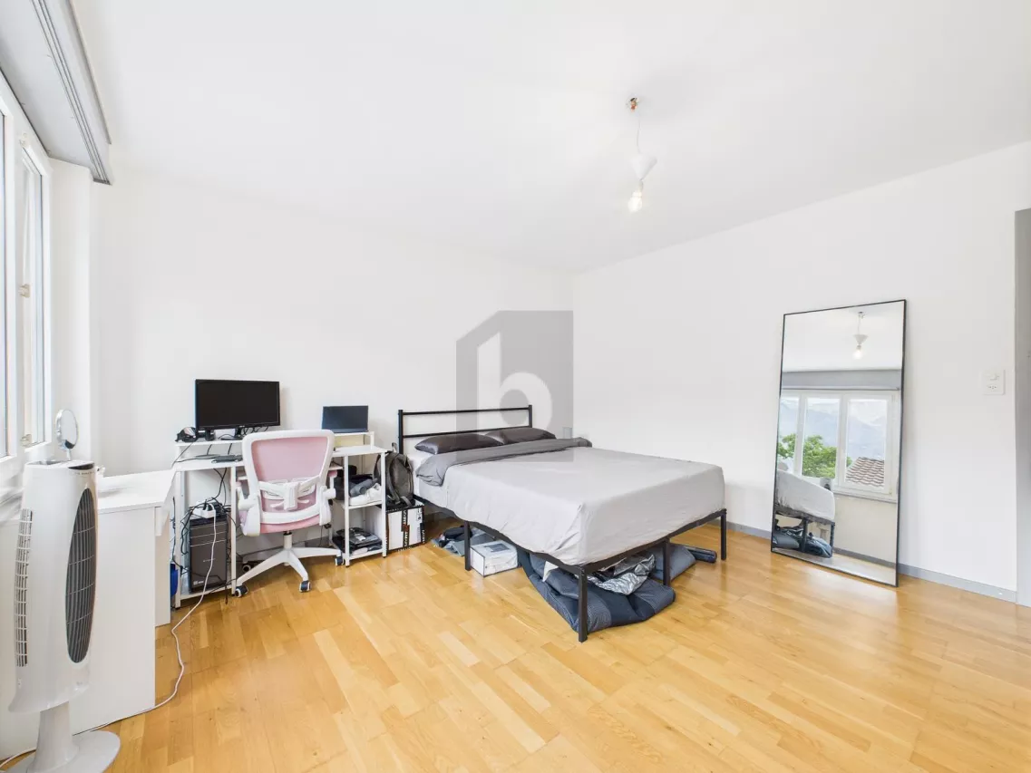 GRAND ET LUMINEUX DANS UN ENDROIT CENTRAL