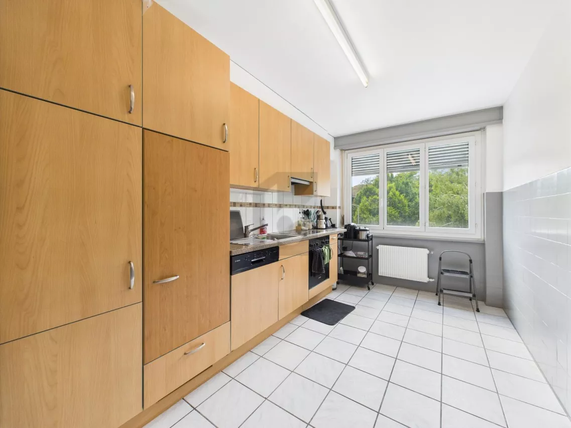 GRAND ET LUMINEUX DANS UN ENDROIT CENTRAL
