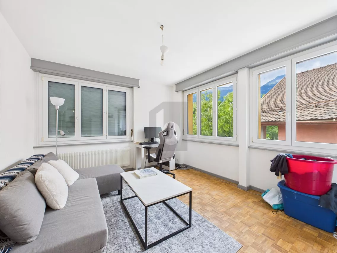 GRAND ET LUMINEUX DANS UN ENDROIT CENTRAL