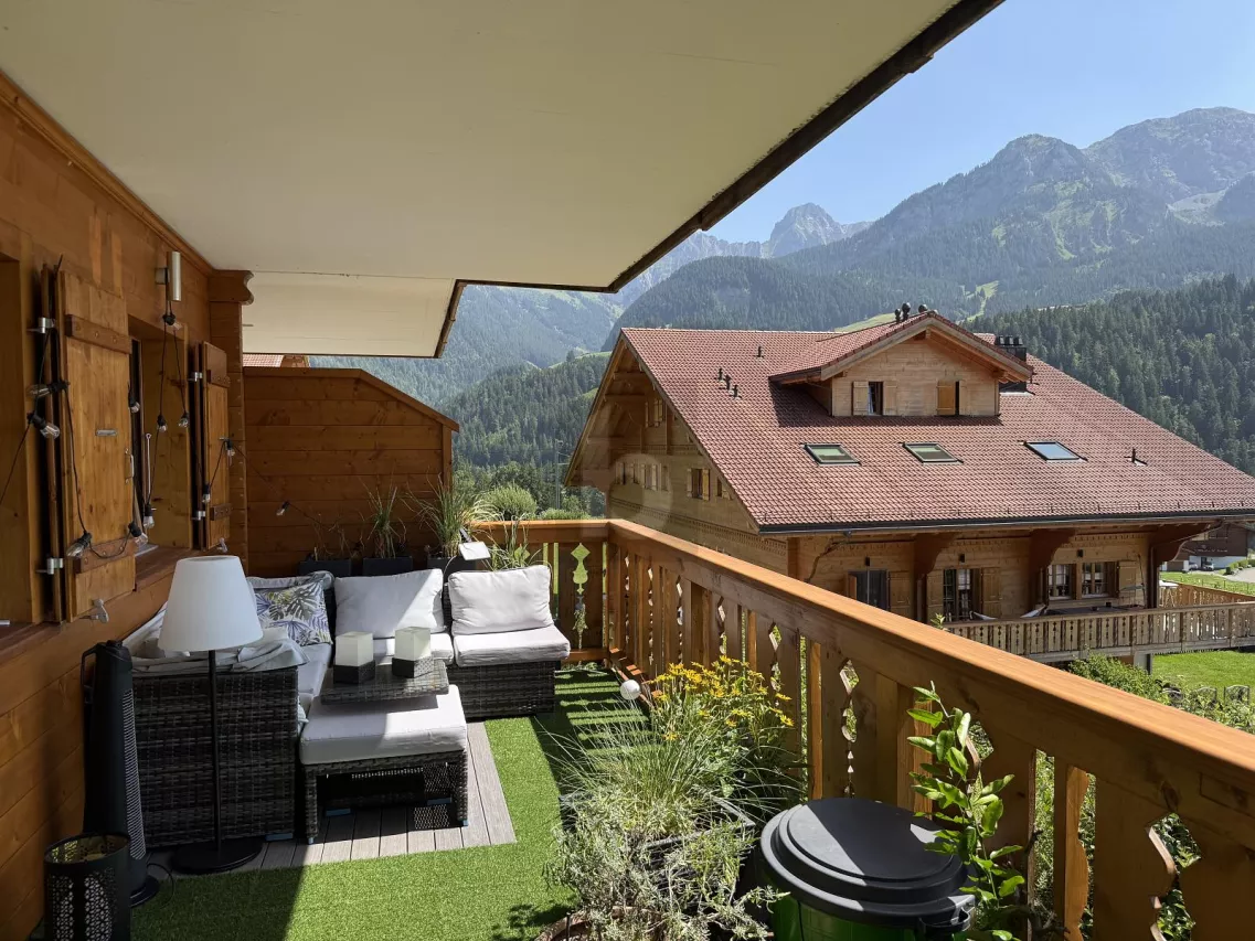 FULL ÉQUIPÉ ET VUE INCROYABLE SUR LES MONTAGNES