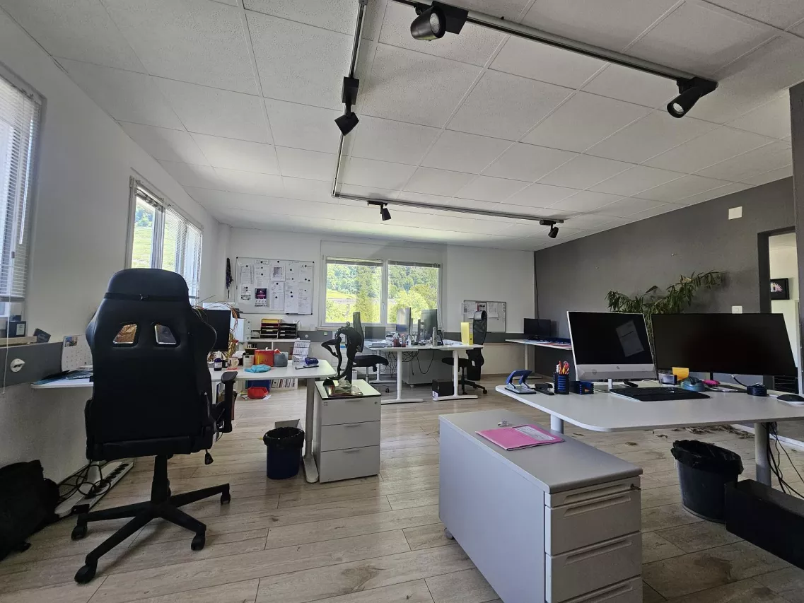 GRANDE HALLE AVEC MEZZANINE !