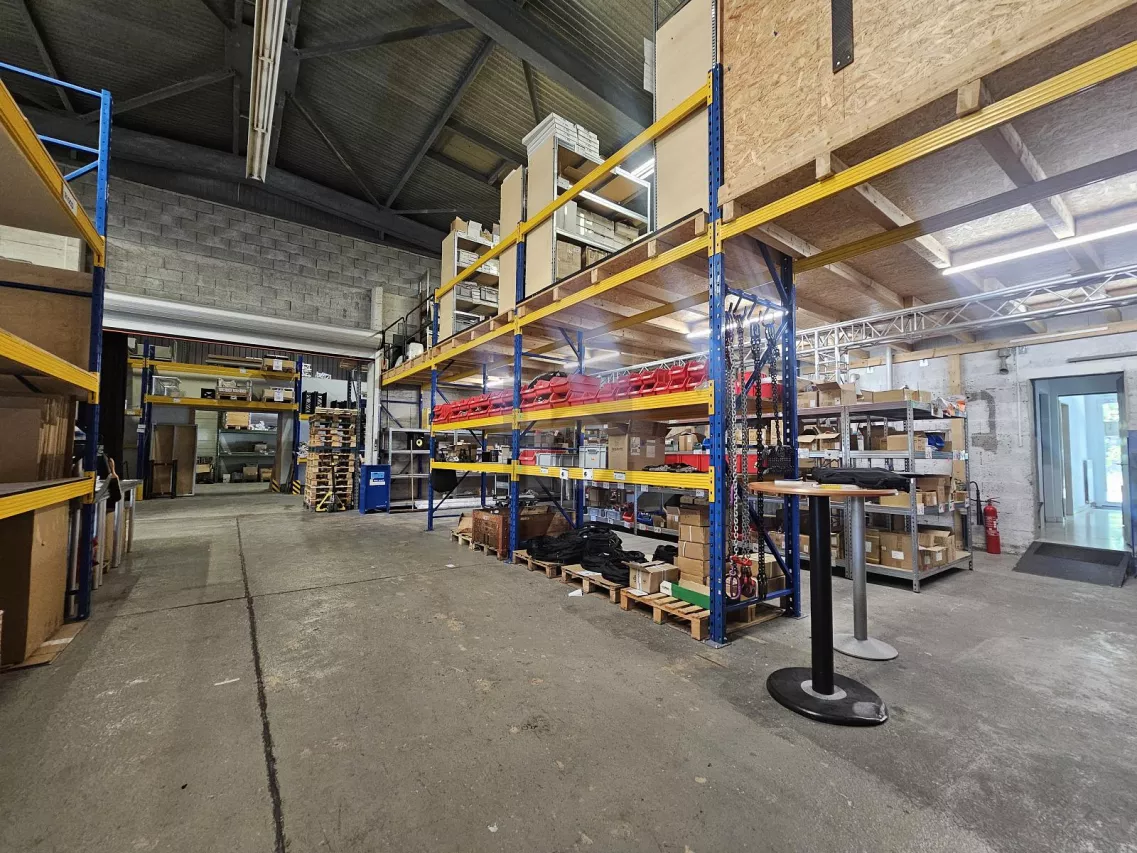 GRANDE HALLE AVEC MEZZANINE !