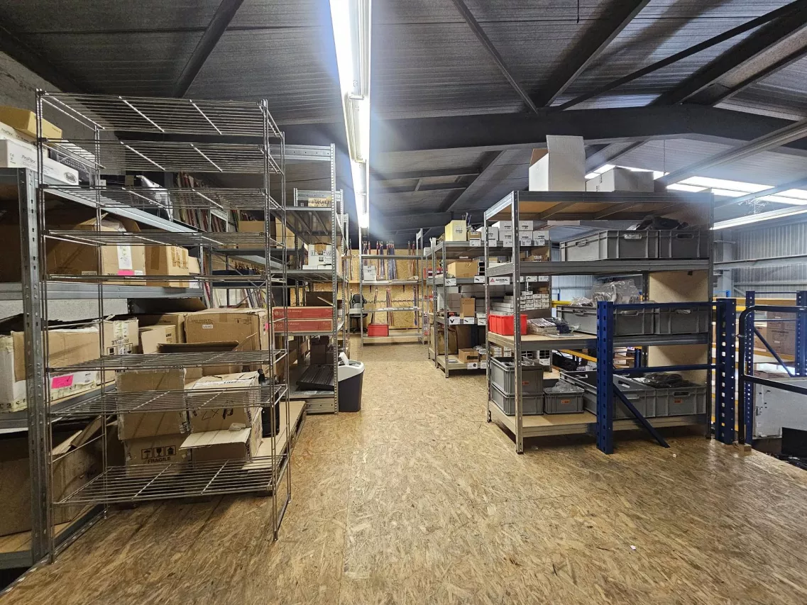 GRANDE HALLE AVEC MEZZANINE !