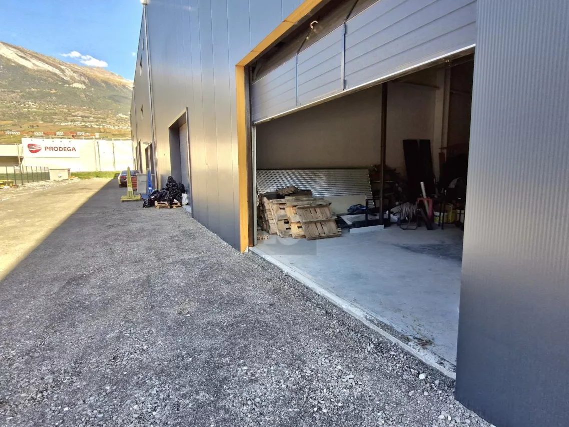 DÉPÔT NEUF LE LONG DE L'AUTOROUTE