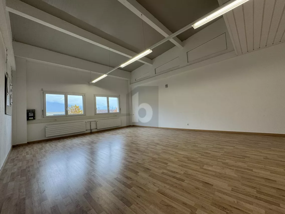 MODERNE - SPACIEUX ET LUMINEUX AU DERNIER ÉTAGE