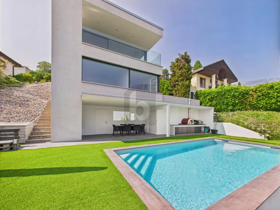 VILLA MODERNE AVEC PISCINE, SPA ET VUE