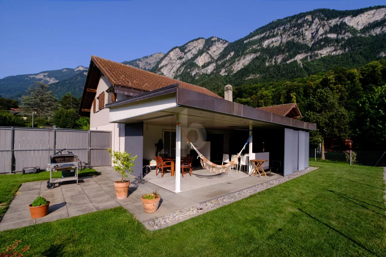 AVEC UNE BELLE TERRASSE ET UNE VUE DÉGAGÉE