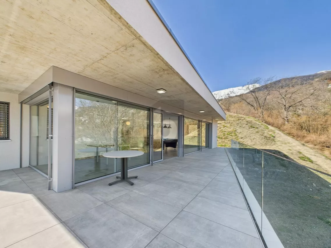 MAISON MODERNE AVEC ASCENSEUR ET PANORAMA