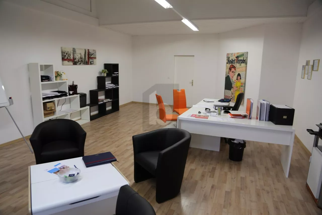 MODERNE - SPACIEUX ET LUMINEUX AU DERNIER ÉTAGE