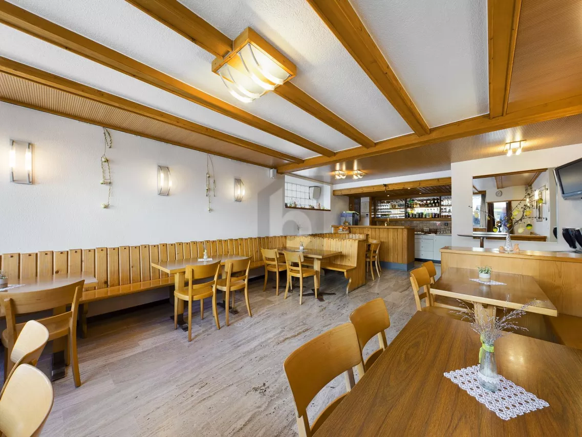 RUSTIKALE DORFBEIZ IN WALLISER WEINDORF