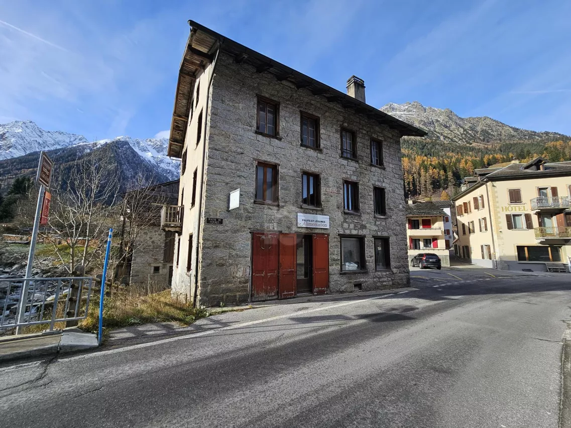 IMMEUBLE AVEC FORT POTENTIEL DE RÉNOVATION