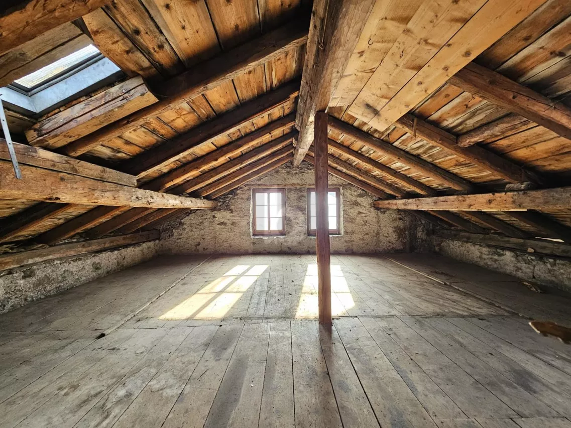 IMMEUBLE AVEC FORT POTENTIEL DE RÉNOVATION