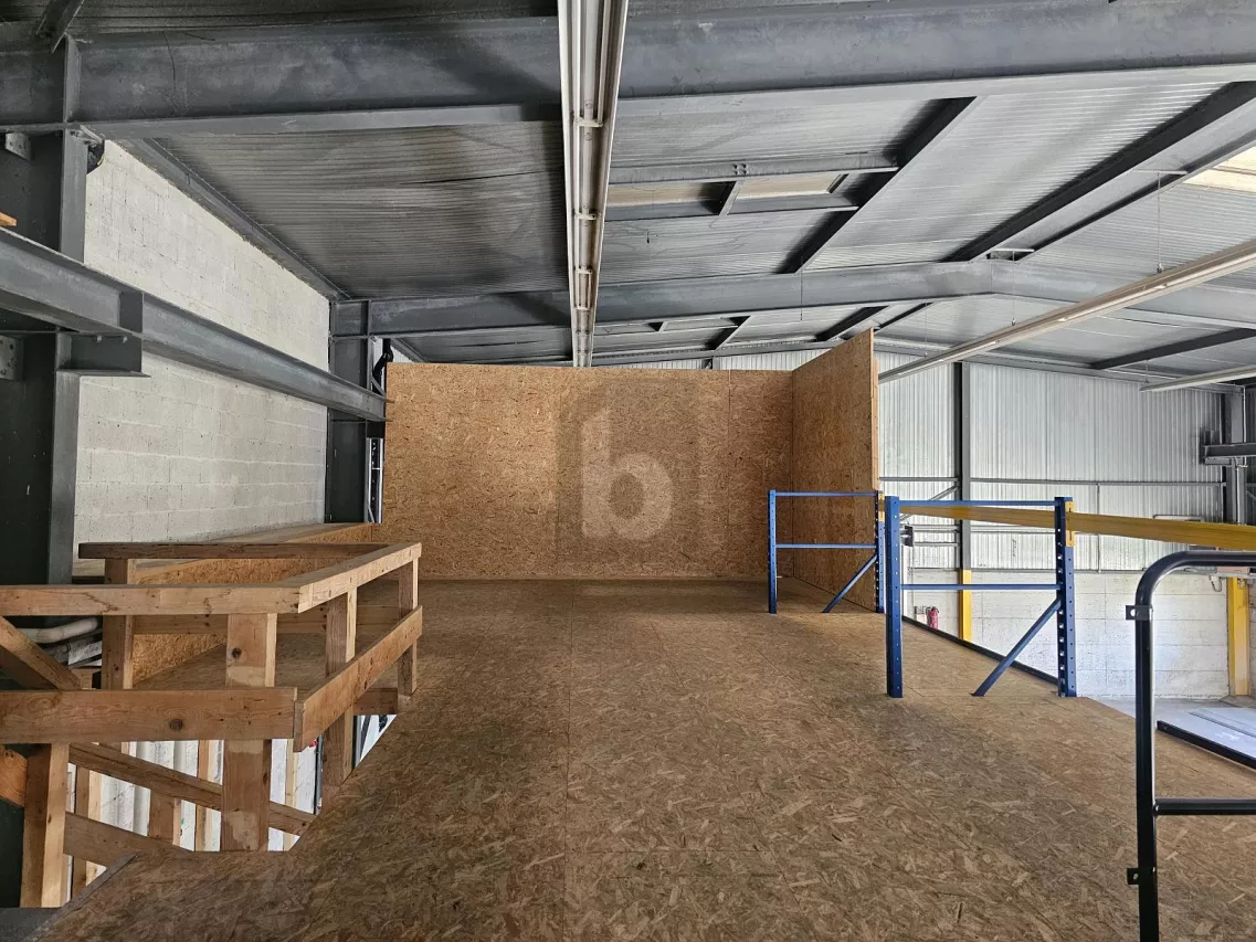 GRANDE HALLE AVEC MEZZANINE !