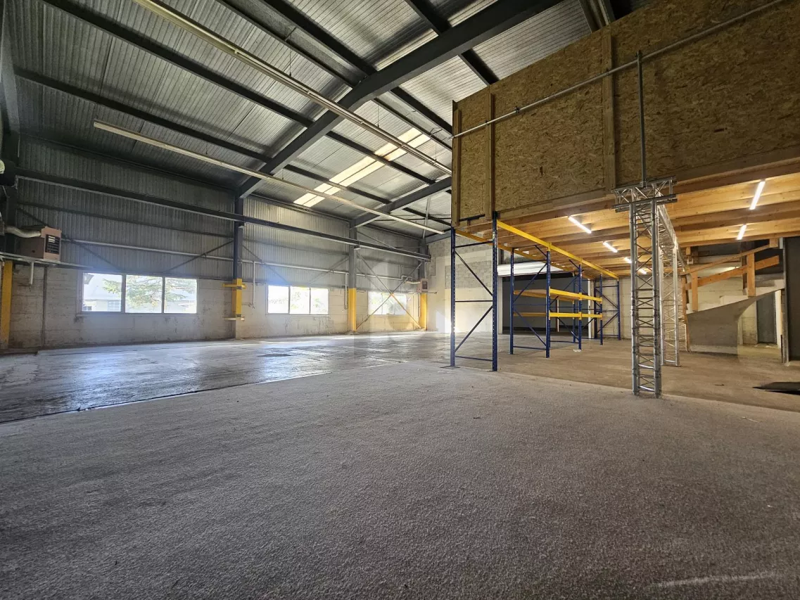 GRANDE HALLE AVEC MEZZANINE !