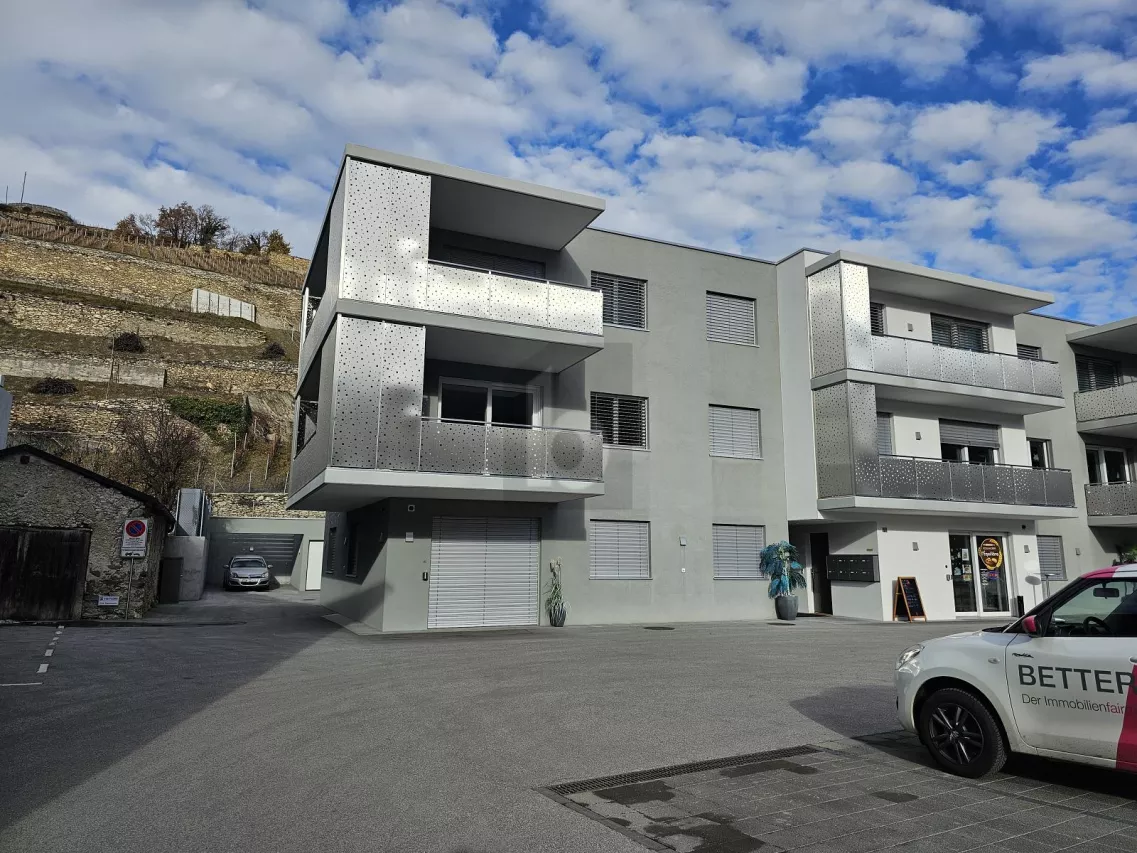 VITRINE BIEN EXPOSÉE ET POSSIBILITÉS MULTIPLES