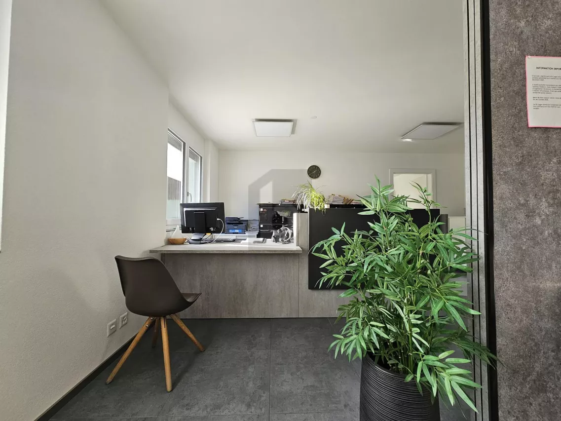 VITRINE BIEN EXPOSÉE ET POSSIBILITÉS MULTIPLES