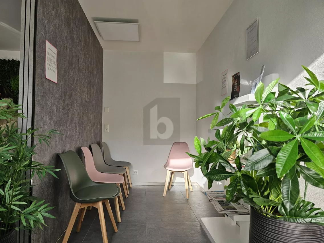 VITRINE BIEN EXPOSÉE ET POSSIBILITÉS MULTIPLES