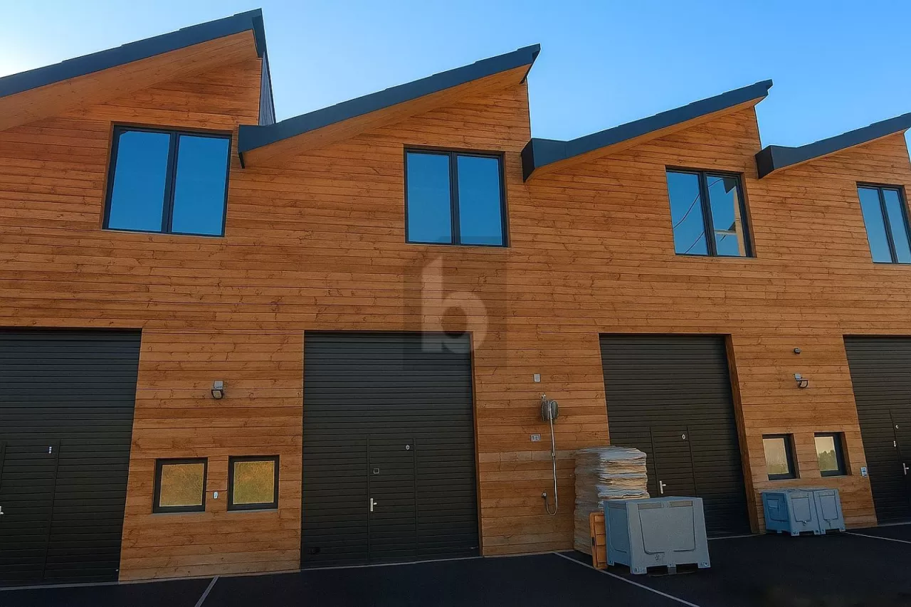 LOCAL INDUSTIEL MODERNE ET ÉQUIPÉE