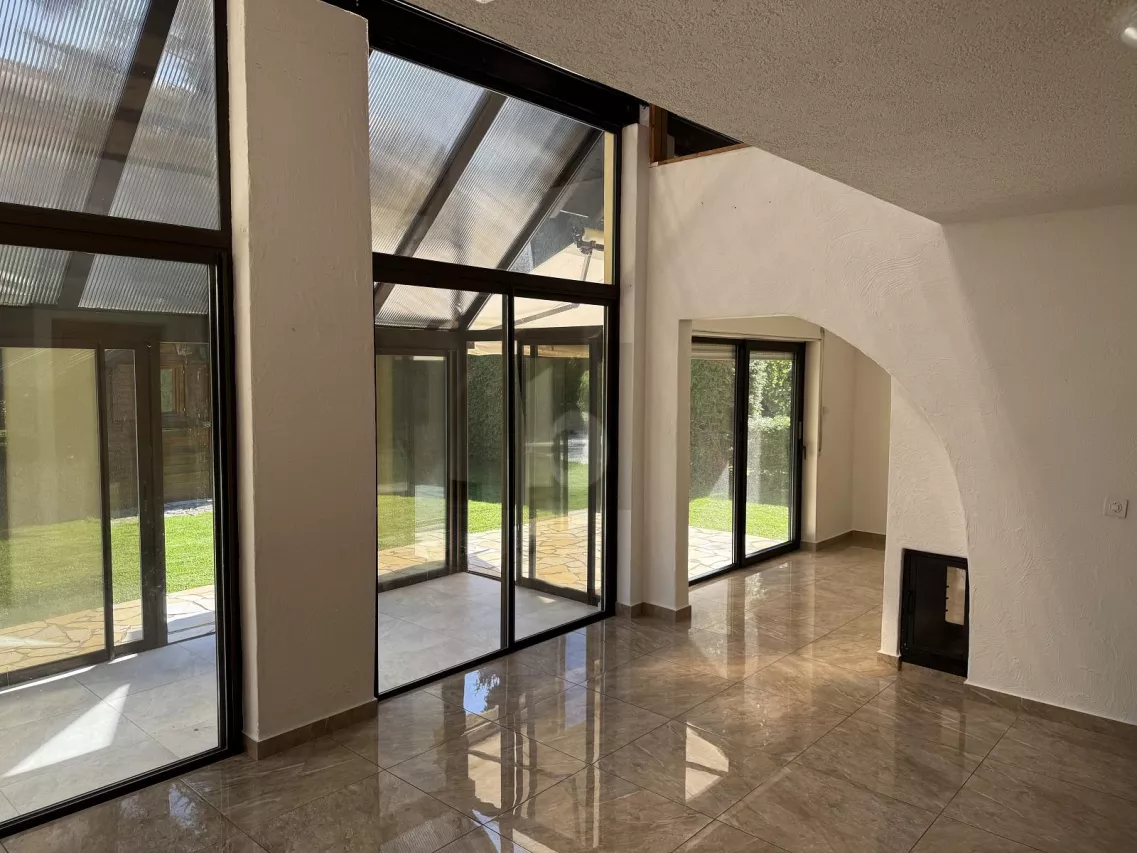 ECRIN LUMINEUX ET RAFFINÉ AU MILIEU DES VIGNES