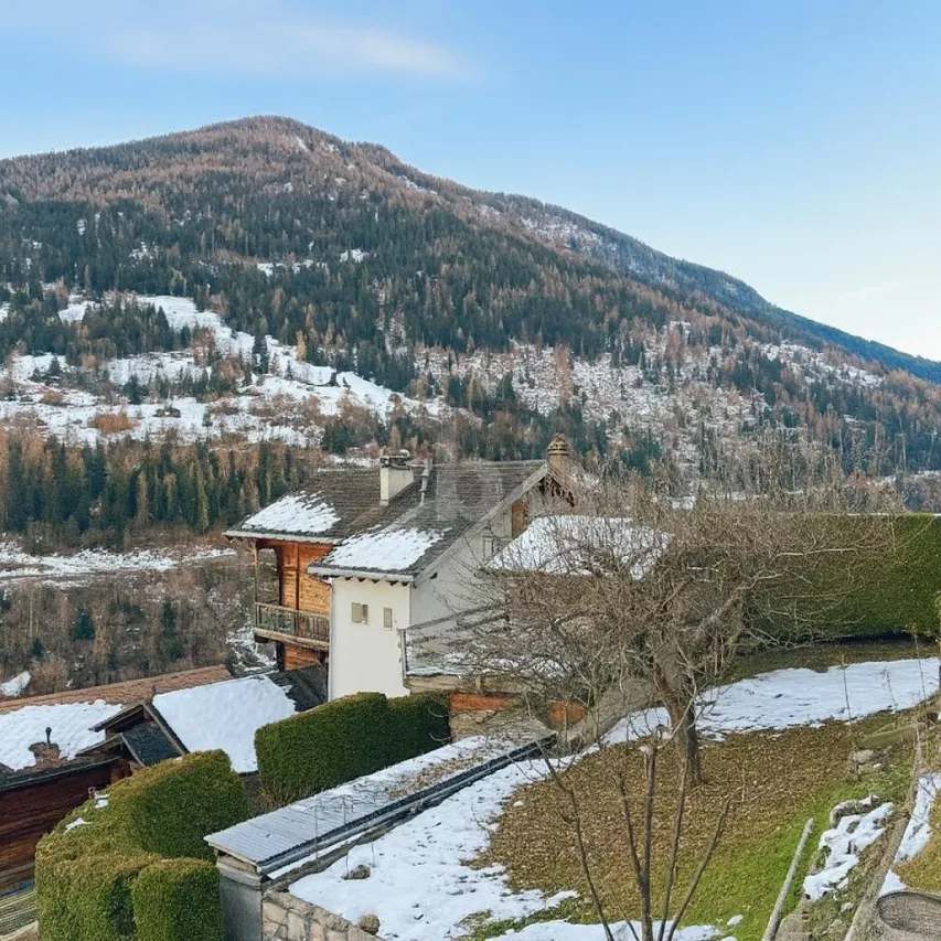 REFUGE ALPIN AVEC VUE PANORAMIQUE