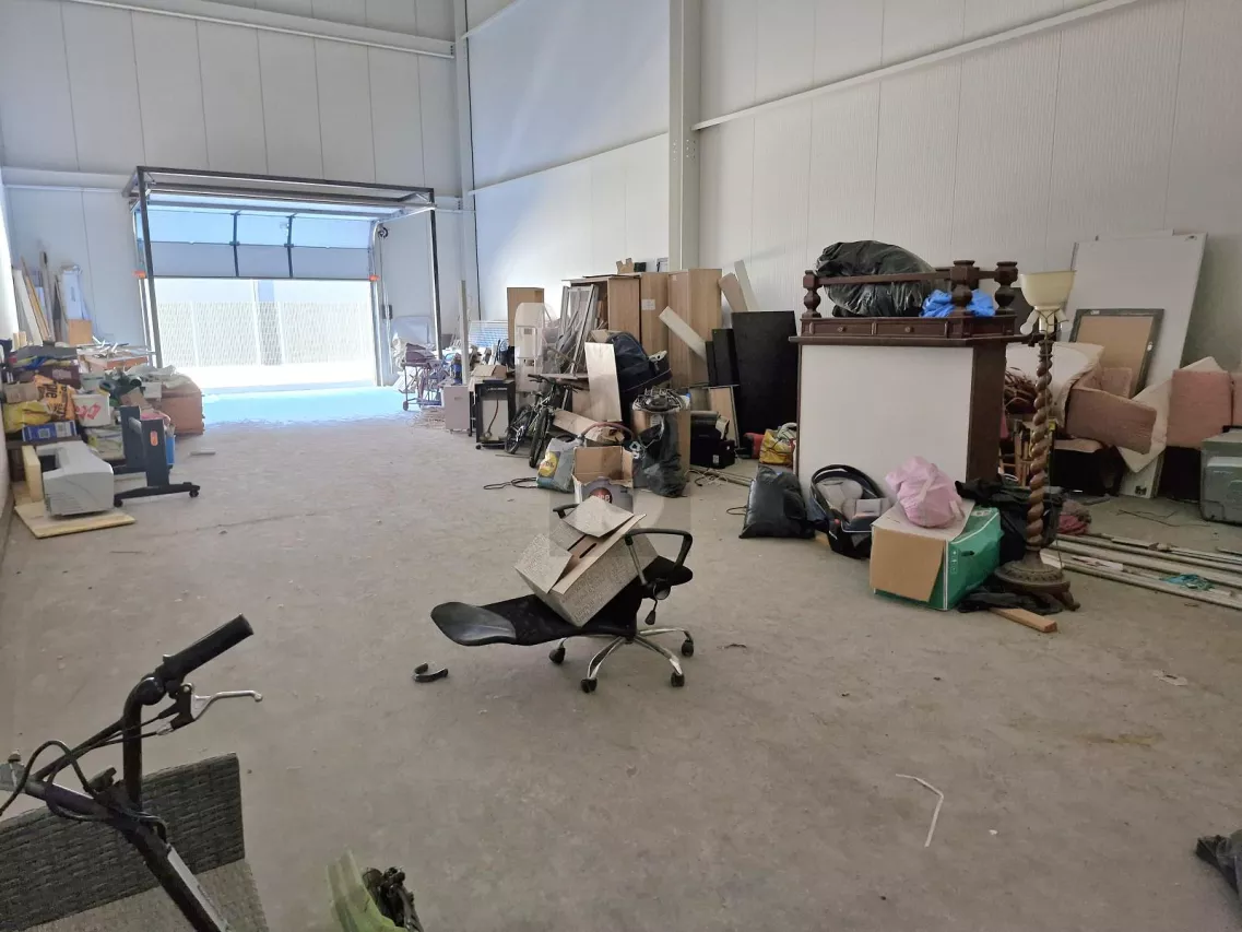 DÉPÔT NEUF LE LONG DE L'AUTOROUTE