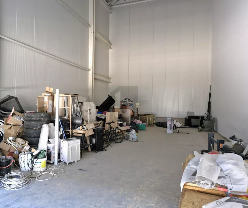 DÉPÔT NEUF LE LONG DE L'AUTOROUTE