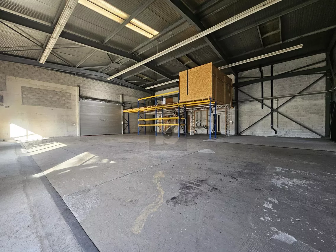 GRANDE HALLE AVEC MEZZANINE !