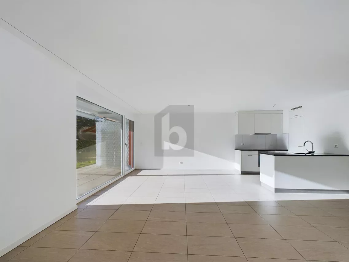 SITUATION ENSOLEILLÉE AVEC PLACE ASSISE