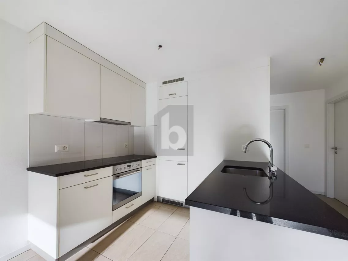 SITUATION ENSOLEILLÉE AVEC PLACE ASSISE