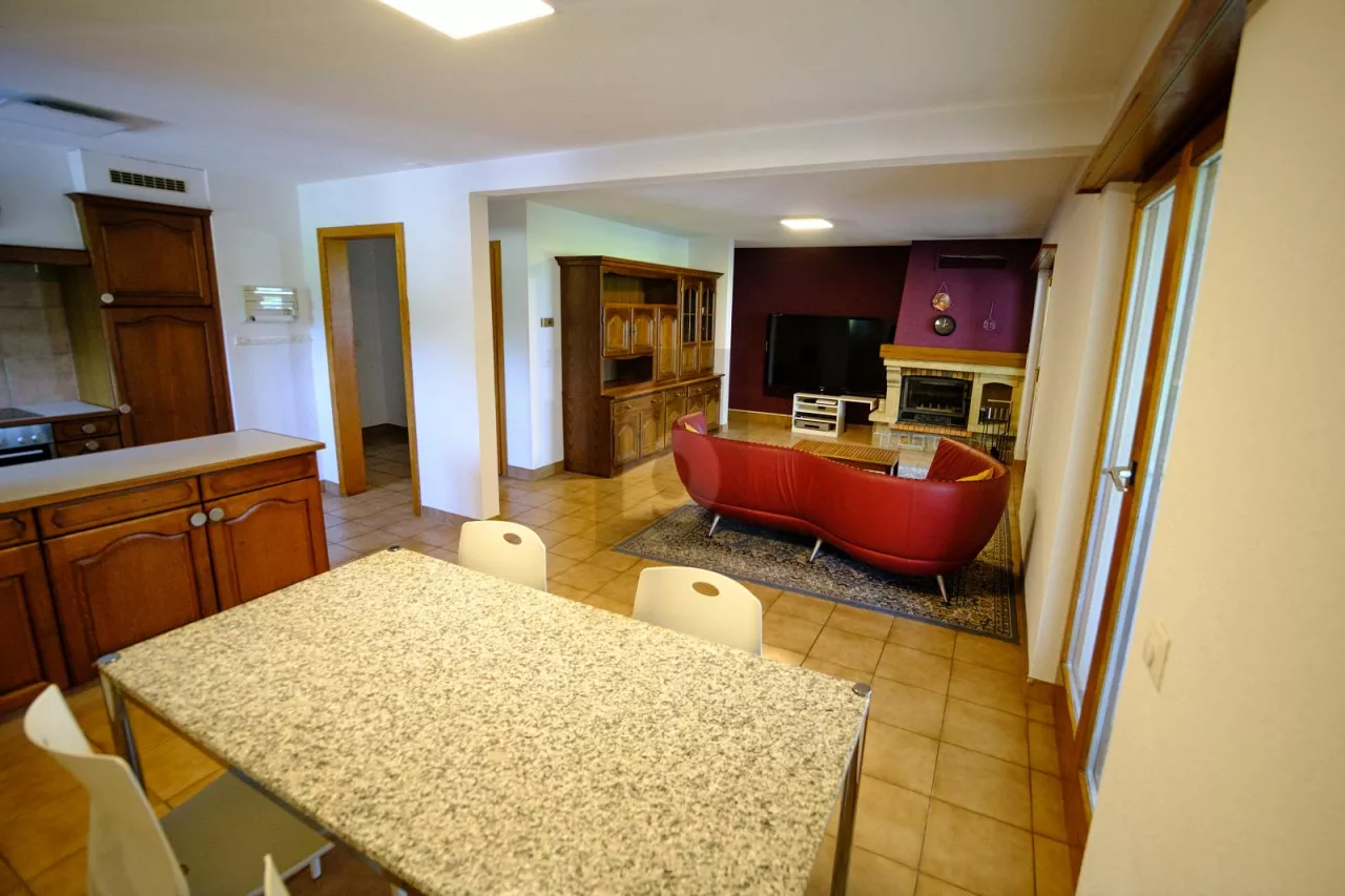 AVEC UNE BELLE TERRASSE ET UNE VUE DÉGAGÉE