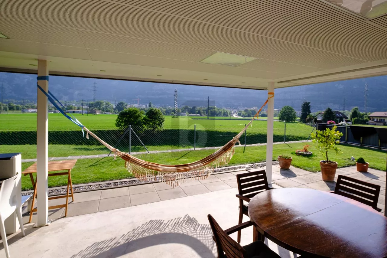 AVEC UNE BELLE TERRASSE ET UNE VUE DÉGAGÉE